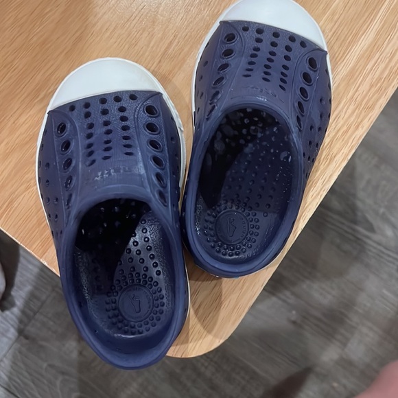 Native toddler shoes size 4C - Picture 3 of 3